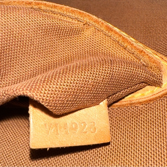 Louis Vuitton Authentic Alma Monogram Canvas w/ COA and twillys - Picture 15 of 16